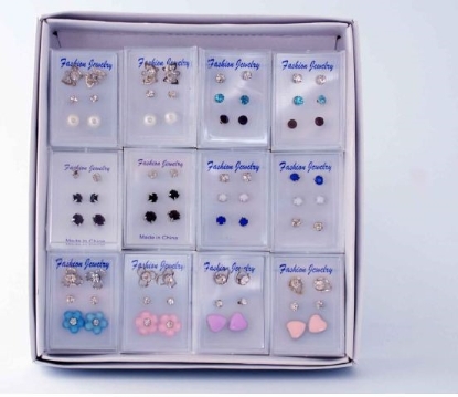 Picture of £1.00 PIERCED TRIO EARRINGS ON CARD (12