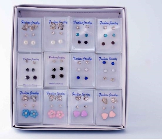 Picture of £1.00 PIERCED TRIO EARRINGS ON CARD (12