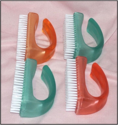 Picture of £1.29 LARGE GRIP NAILBRUSHES CARDED (1)